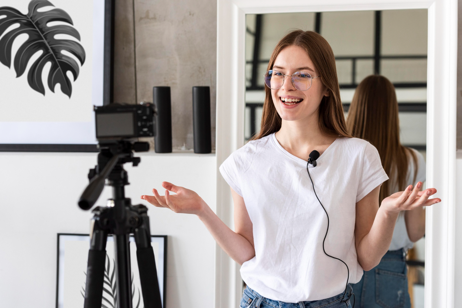 Colaboradora da equipe de marketing de uma marca gravando vídeo para redes sociais, representando o uso do marketing de oportunidade para engajar o público de forma autêntica.