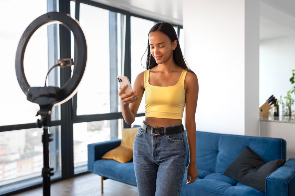 Influencer gravando conteúdo para falar sobre o TikTok Shop.