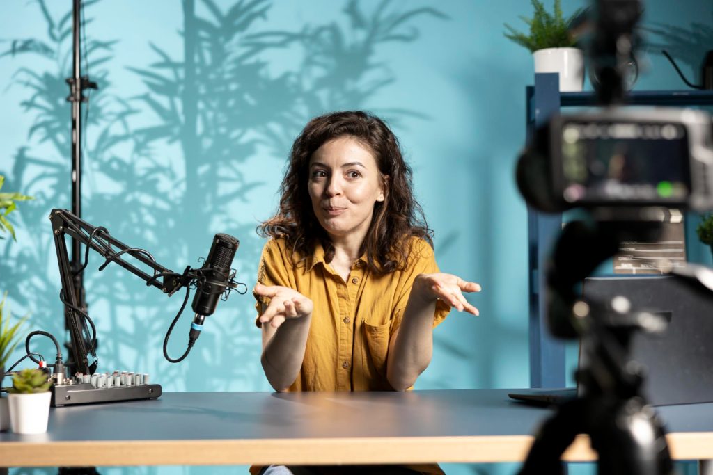 Colaboradora do time de marketing de uma marca reagindo diante das câmeras, ilustrando o uso espontâneo e criativo do marketing de oportunidade para engajar a audiência.