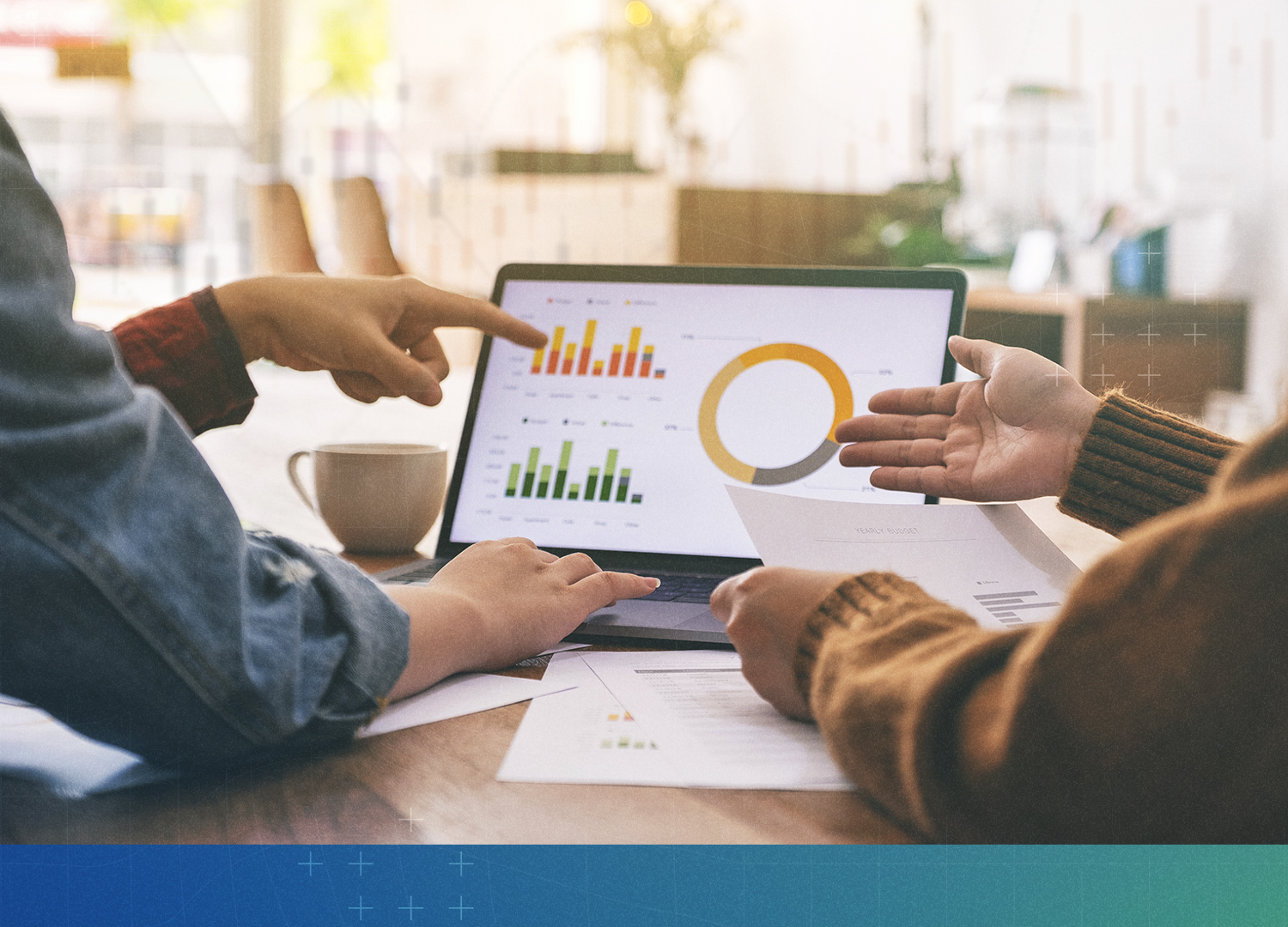 Equipe analisando dados e métricas de desempenho em reunião estratégica sobre como aumentar o faturamento da empresa sem investir mais em tráfego pago.